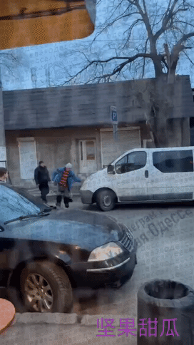 敖德萨人找到好办法，学习巴勒斯坦人。一辆征兵办的车进去街区干活，一支穿云箭，街里