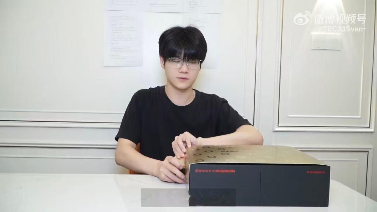 哥出手就是专业级，PEL六周年礼盒开箱看点十足，诚意满满，这不得给大家安排福利。