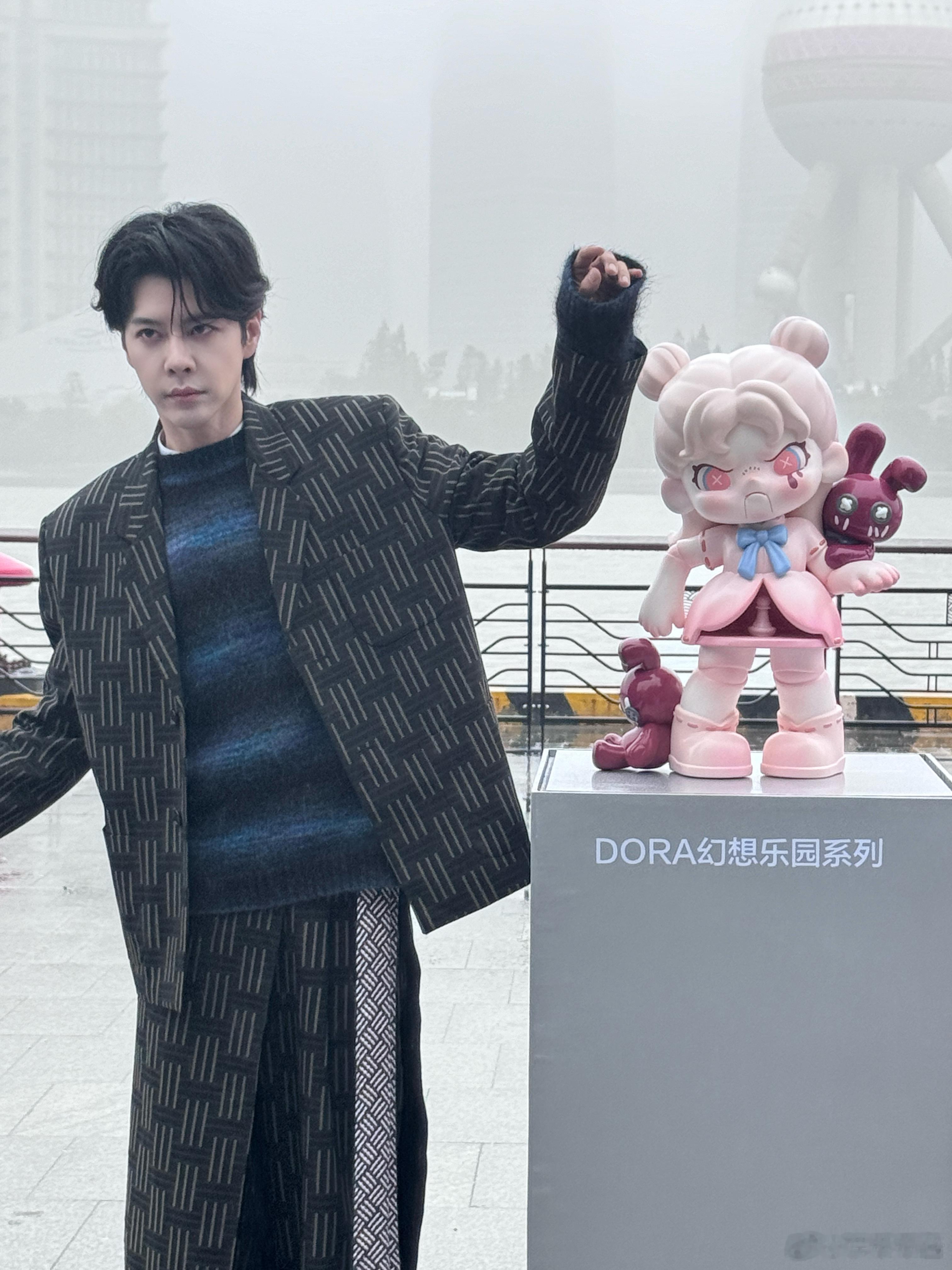 徐海乔上海外滩上演一秒变脸 徐海乔与DORA的结合，真的是让我眼前一亮，想不想去