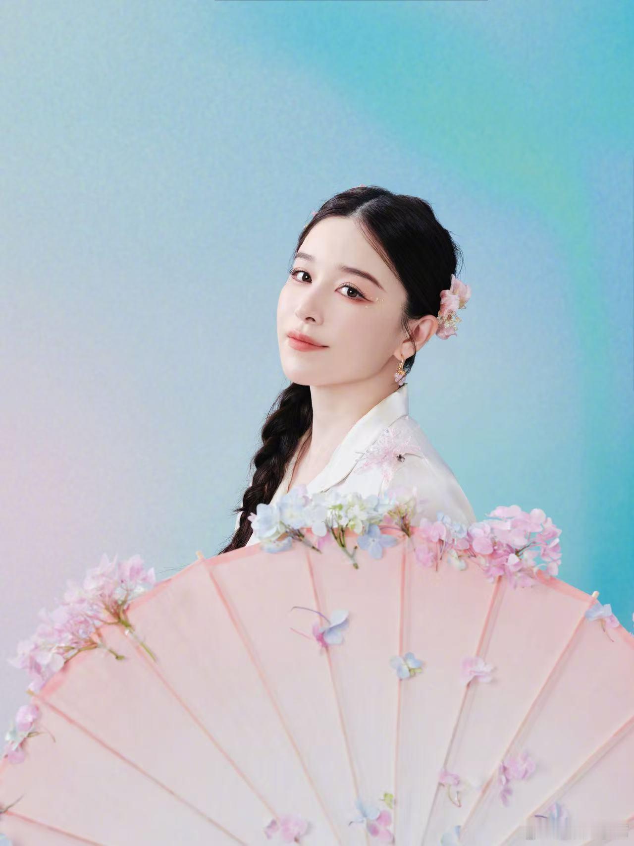 阚清子一公造型 姐姐一公妆造美到失语啦！长裙绿扇花团锦簇，从人到歌都是这么温柔～