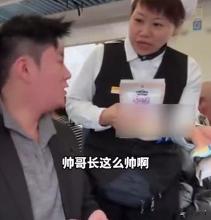 刷到东北列车售货大姨的新闻，我真是越看越纳闷，甚至有点替大姨不值！事情说起来其实