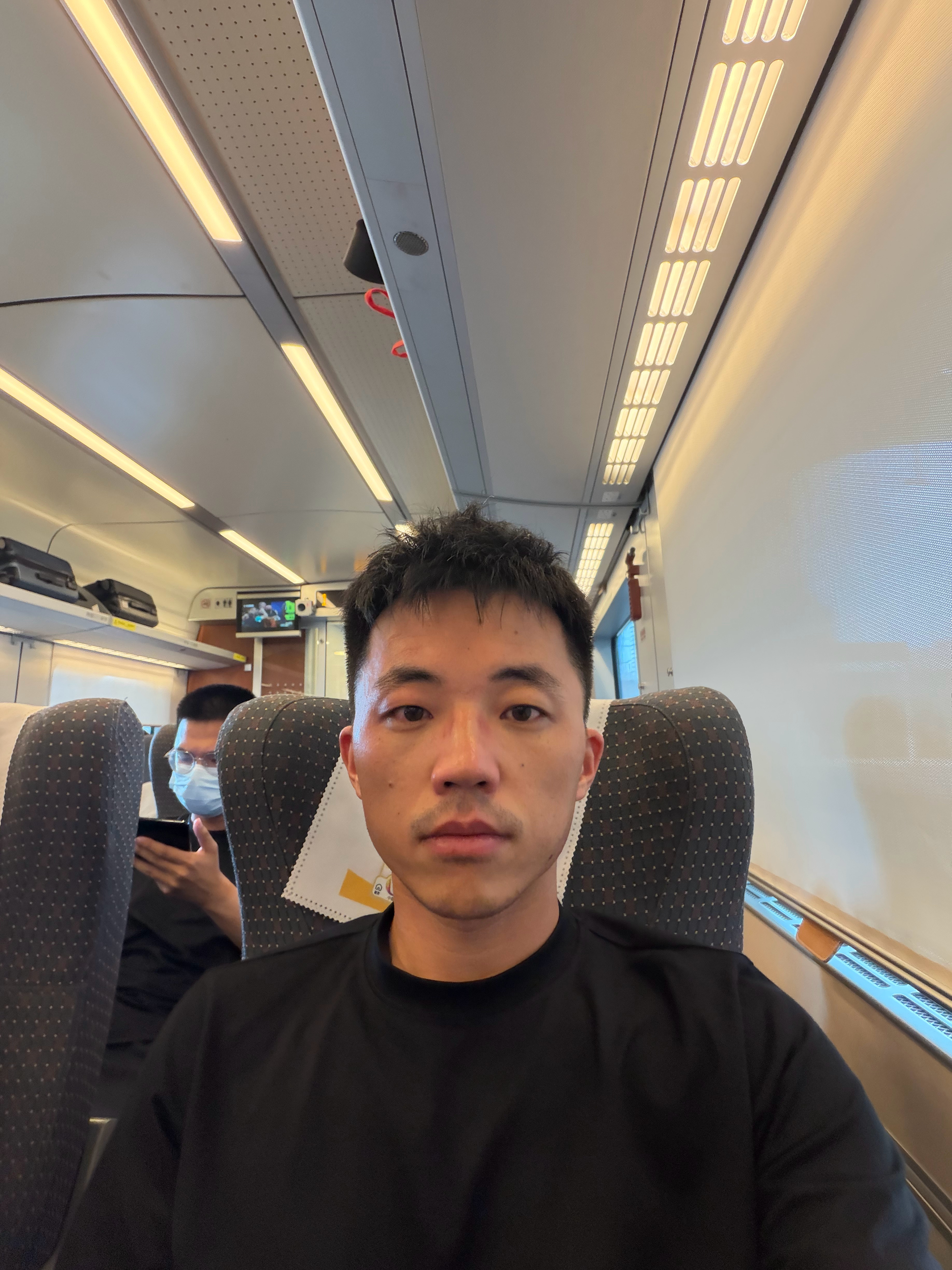刚才差点没赶上动车…一路飞冲，感觉身体好疲倦阿