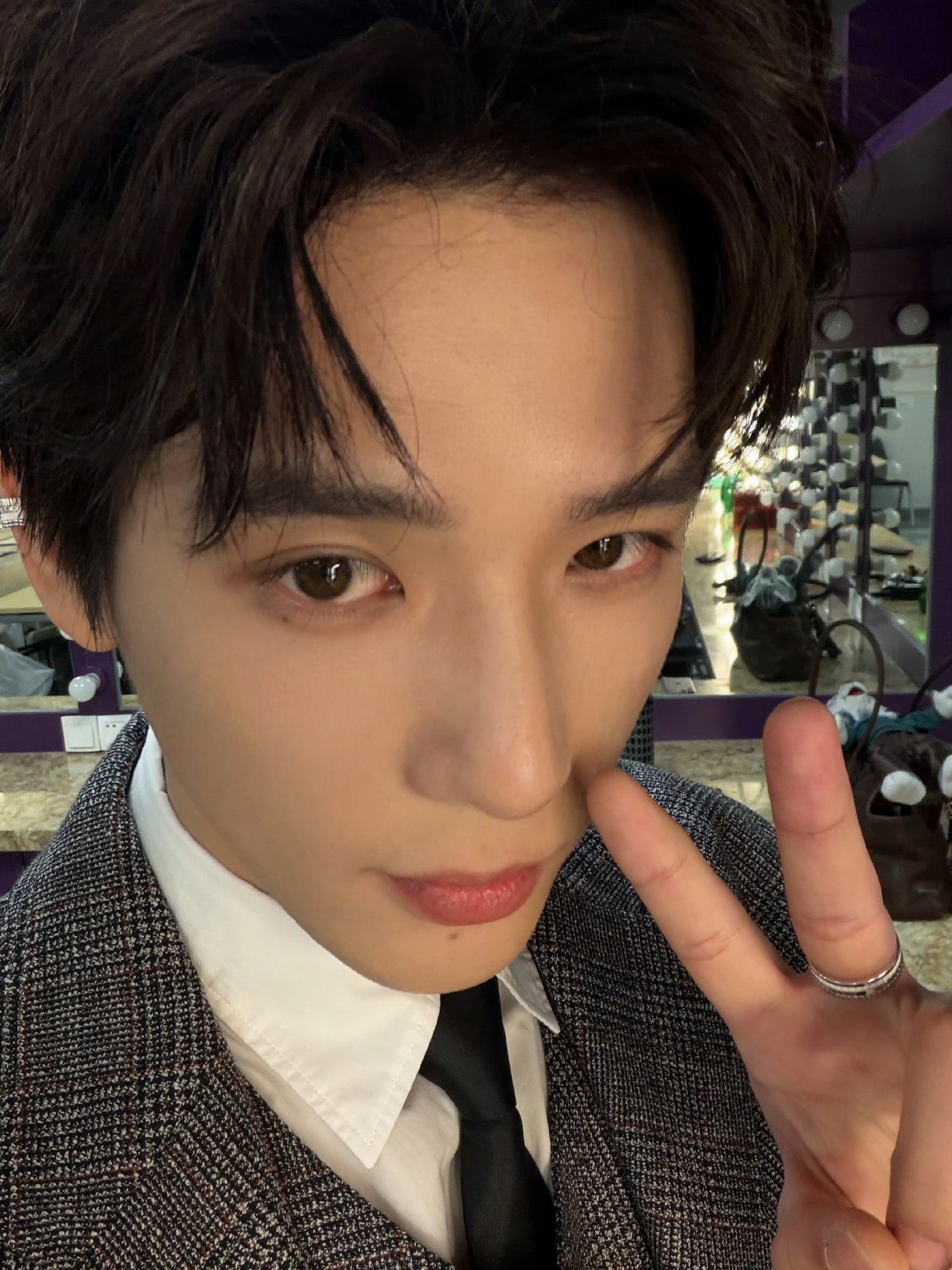 王安宇发博：这天气冷得一点也不客气，看来真的有被冷到啊，怼脸照帅成啥样了！