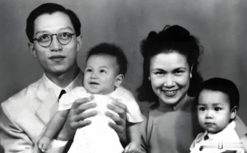 [微笑]1945年，赵丹终于从监狱中放了出来，刚出来他就立马回家，谁料刚到家门口