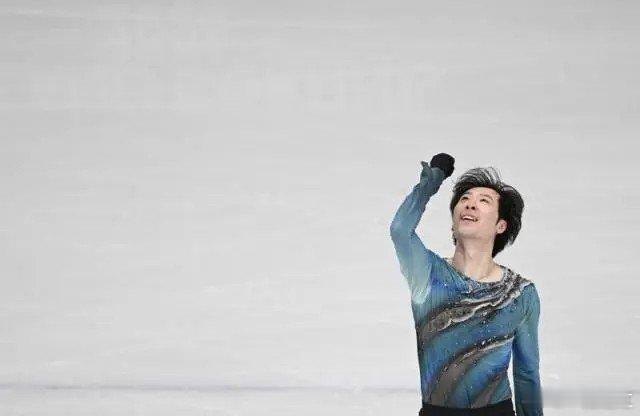 三战冬奥的金博洋又站在米兰冬奥会花样滑冰男子单人滑短节目的赛场，凭借86.55分