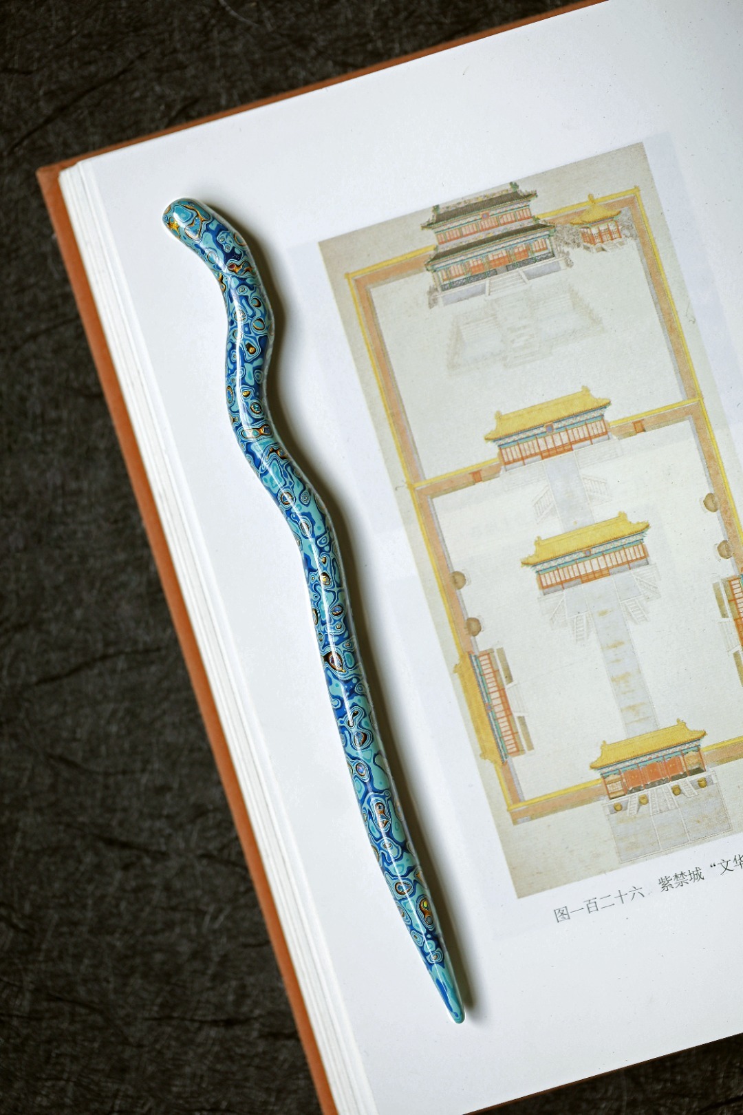 大漆【青蓝】发簪以紫光檀为胎体，线条流畅，外壁髹饰非遗大漆，层层打磨，戴上发簪的