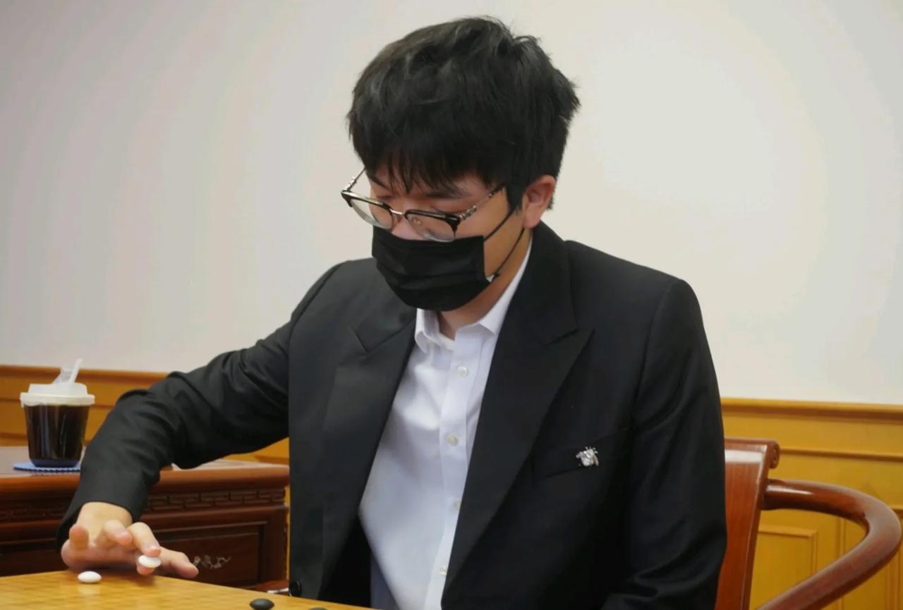 一胜保老三



柯洁状态回升，表现上乘，围甲联赛第7轮一胜保老三。

国际三星