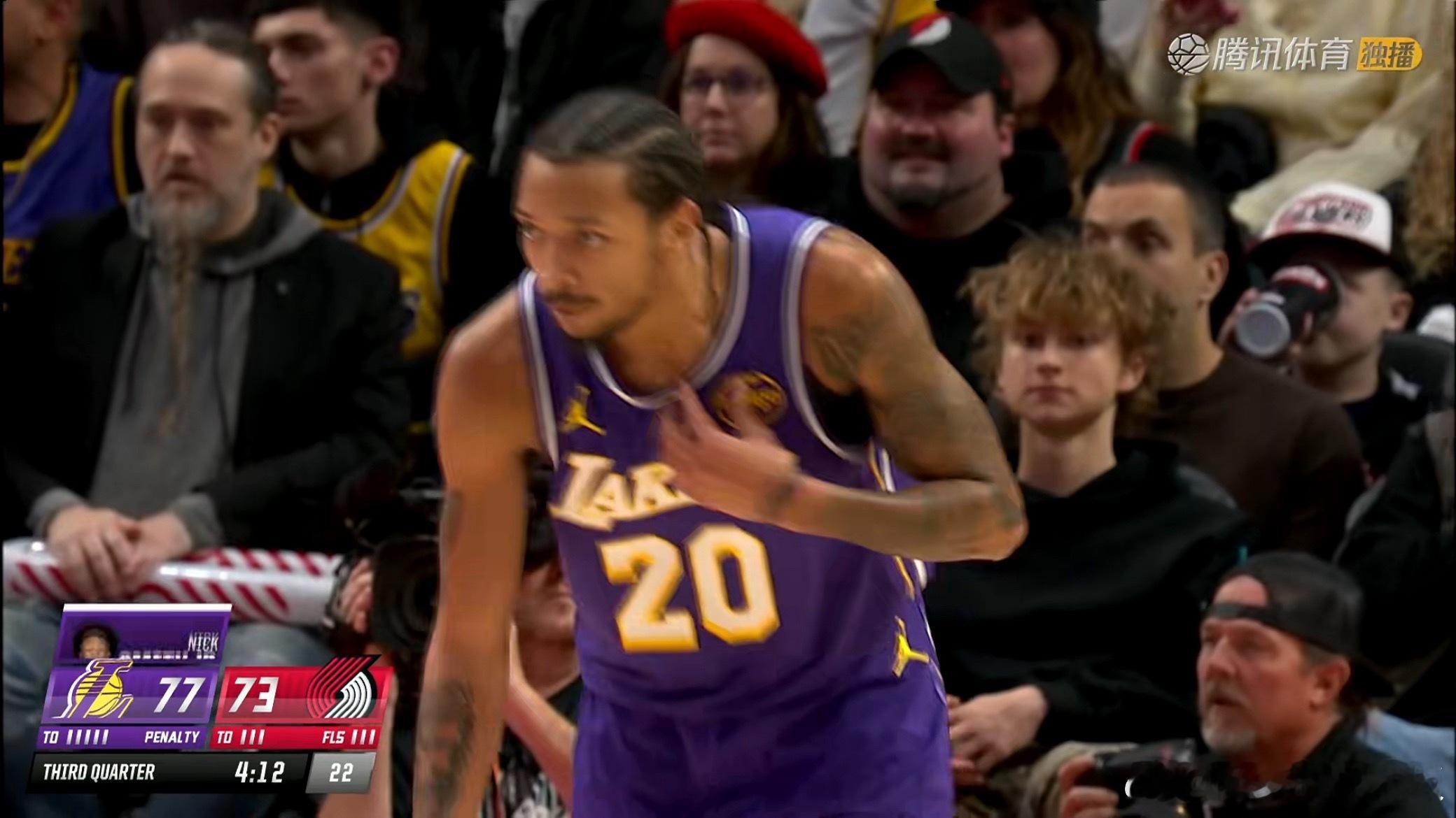 你也来😳尼克史密斯高难度两分投中，本场已拿到十分 ​​​