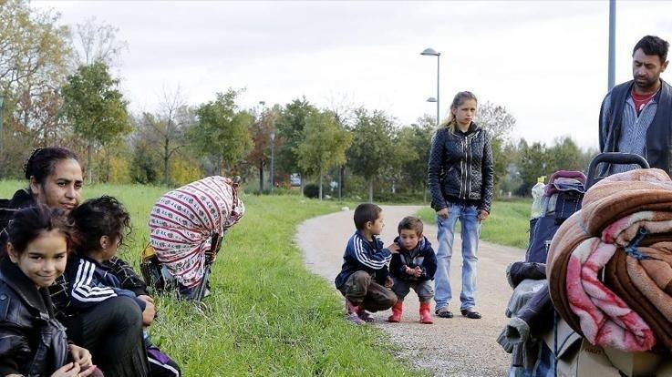宁愿在巴黎的臭水沟旁和野狗抢发霉的红薯，住着随时被挖掘机碾碎的破纸壳，也死活不肯