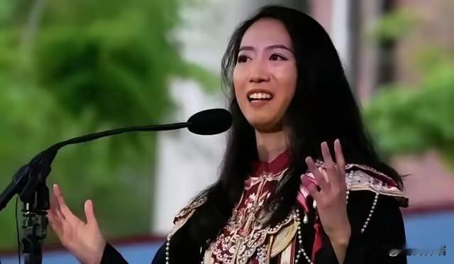 2025年5月29日，哈佛大学毕业典礼。25岁的中国青岛姑娘蒋雨融，披着云肩汉服