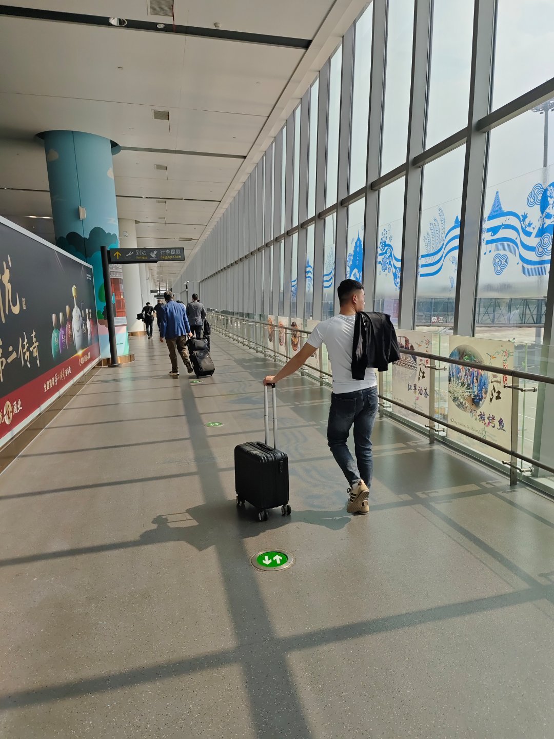 我的天呐！广西柳州这么热？没看天气预报，穿个毛衣就飞过来了，这里快30度了，穿短