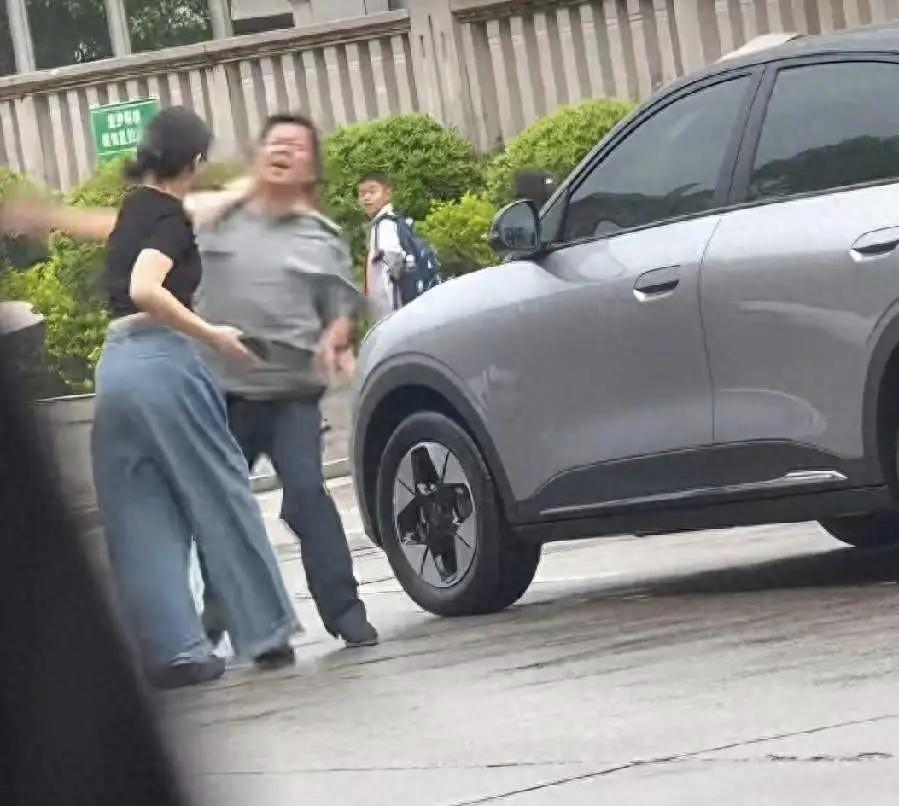 成年人一定要记住你尽量让自己做个高级成年人！

福建三明女司机和男保安冲突的事，