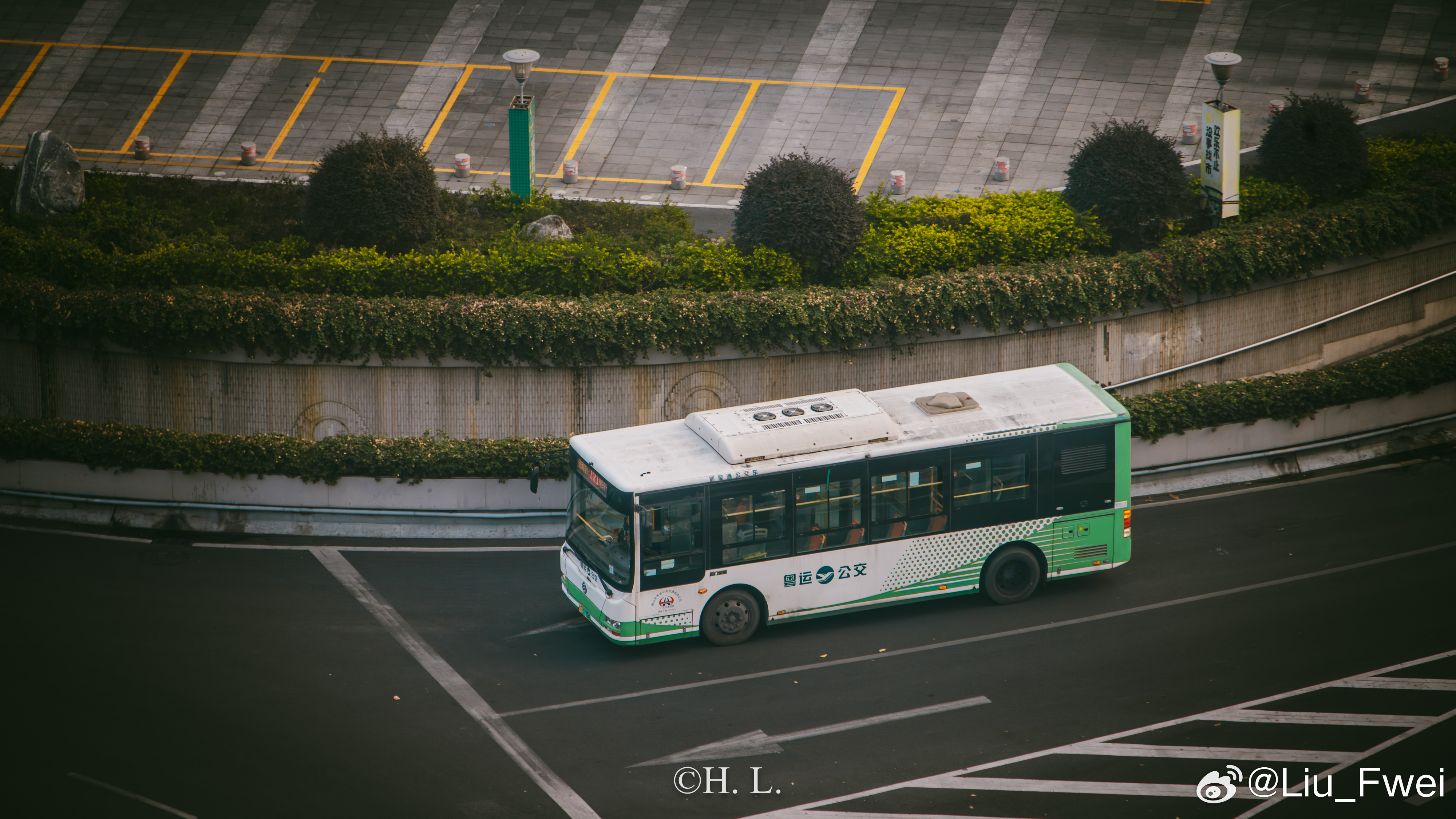 换个角度看佛山公交。虽然看起来科技感没有隔壁广州那么足，但是佛山公交车充满了那种