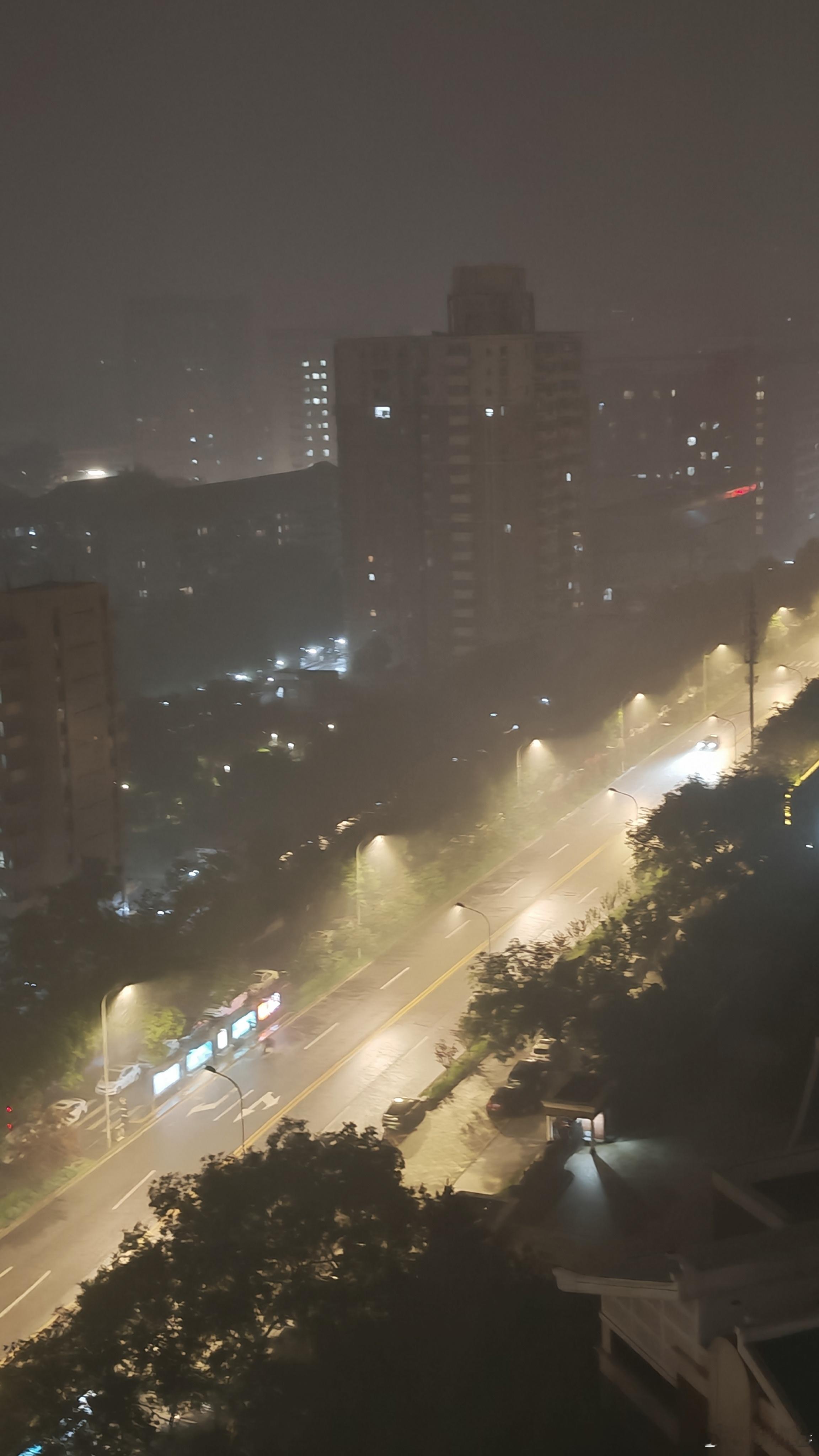 大半夜，突降暴雨🌧💦北京的雨，这几年都喜欢半夜下北京暴雨