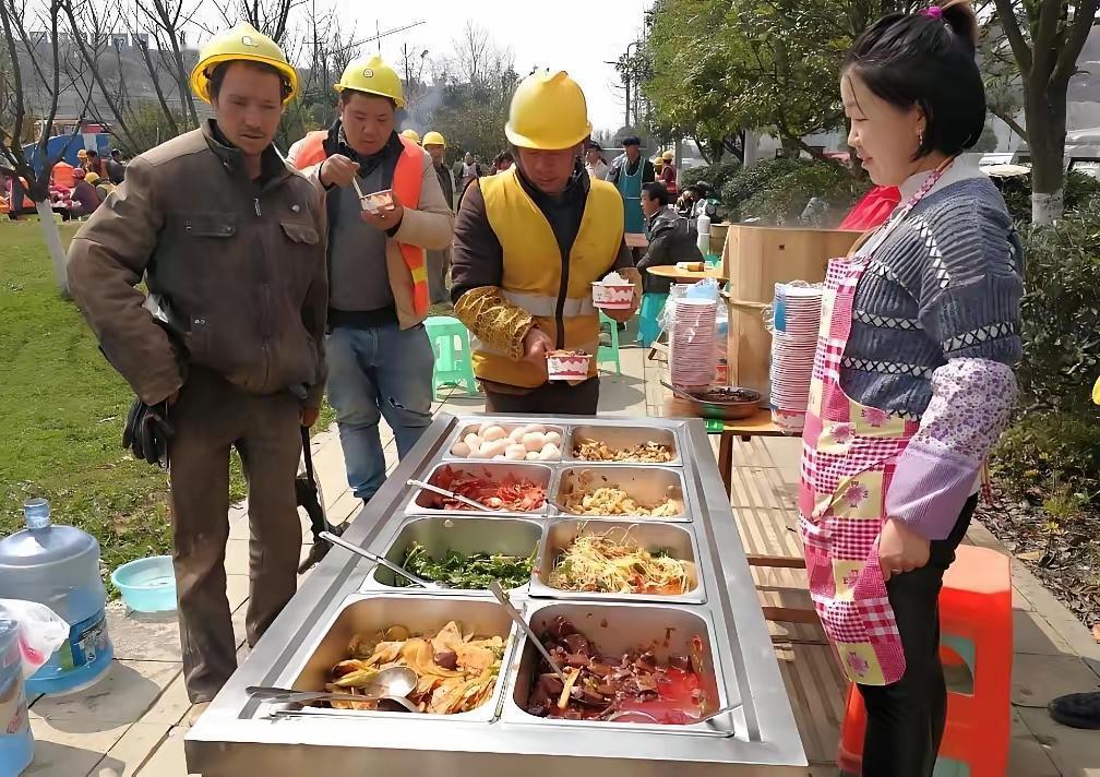 12 元管饱惹祸端？杭州女摊主遭同行泼沙吐口水，农民工大哥们的一句话，让全网破防