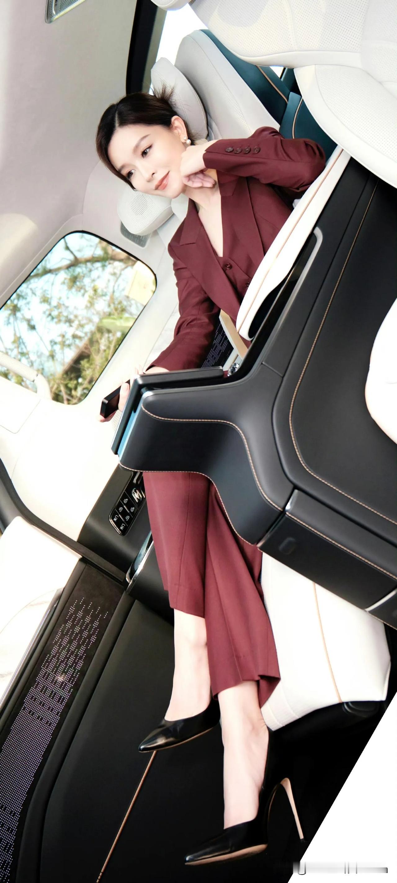 文咏珊穿红色套装，坐在豪华车内，优雅自信！你知道是哪款车吗？