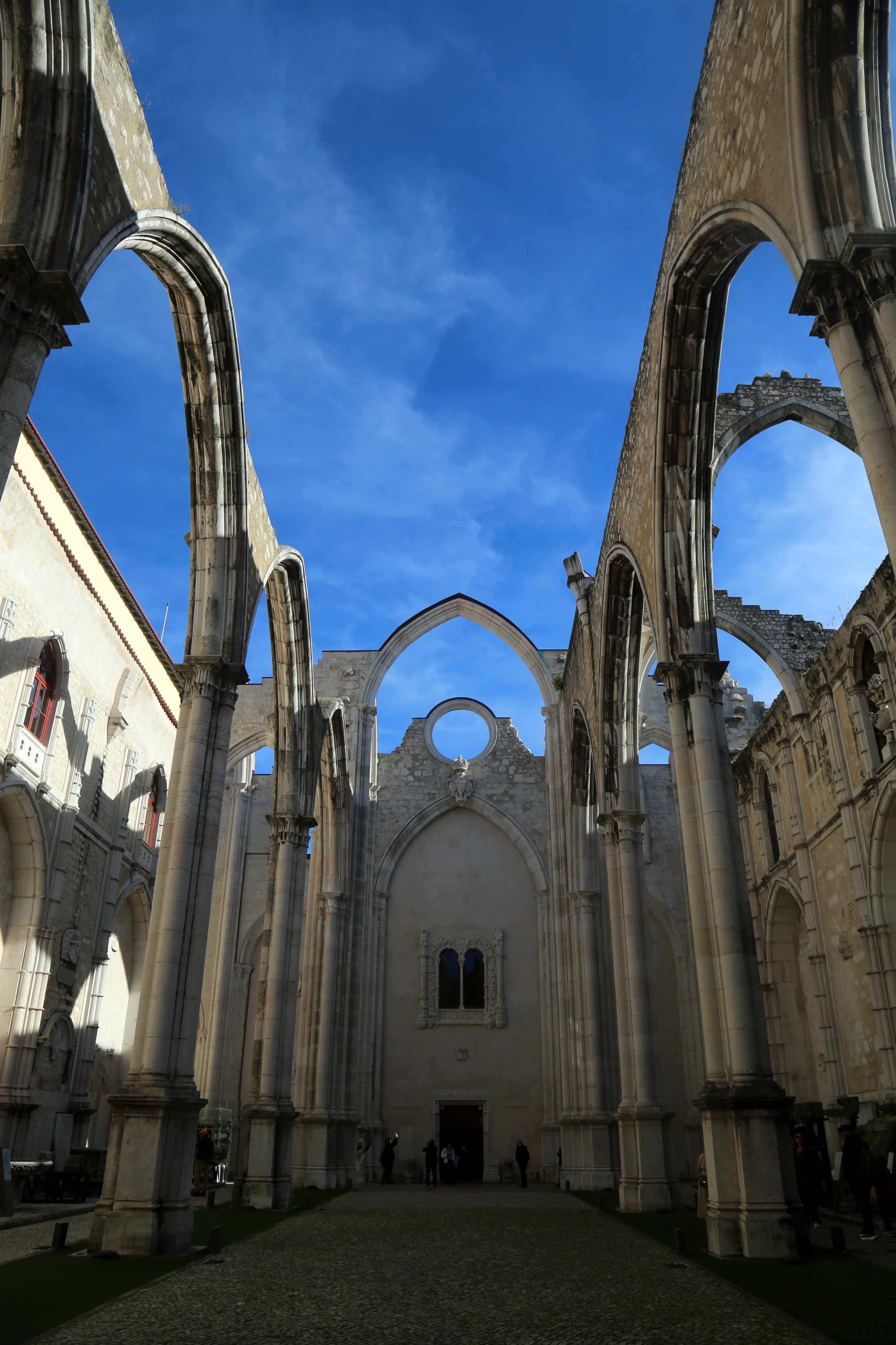 里斯本的卡尔莫修道院的历史很特别, 原本的教堂在1755年里斯本大地震中被摧毁.