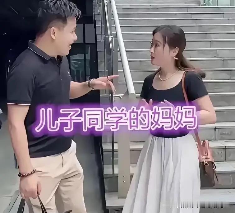 四川成都一处市民广场，男子准时赴约相亲，抬头看见对面走来的人当场愣住。面前的女子