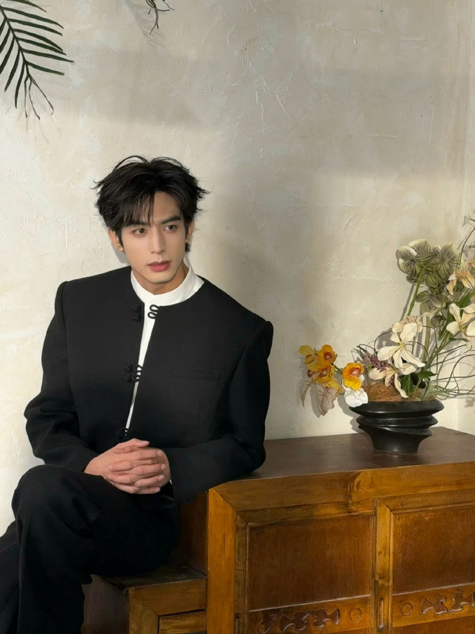 宋威龙新中式造型宋威龙骄阳似我庆功宴出发图 宋威龙新中式造型来了 