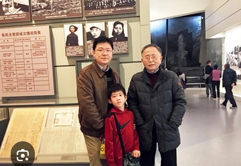 这是江竹筠“江姐”的儿子彭云、孙子彭壮壮、曾孙彭然在江姐遗像前合影，如果江姐活着
