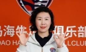 青岛海牛副总经理冯文静提出以直播间作为球迷情绪缓冲带的策略，旨在搭建俱乐部与球迷