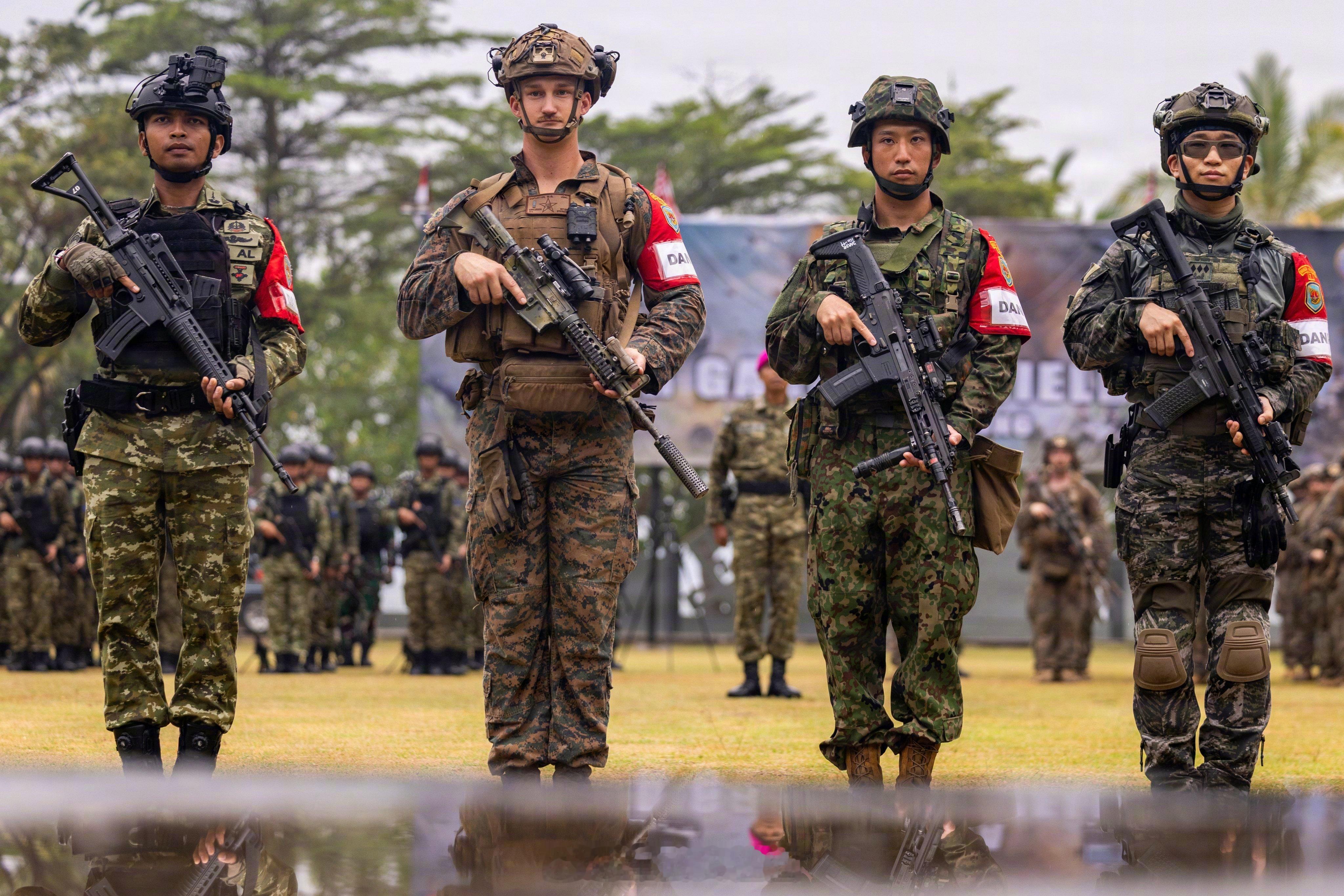 来自印度尼西亚、美国、日本和韩国四个国家的海军陆战队员 ​​​