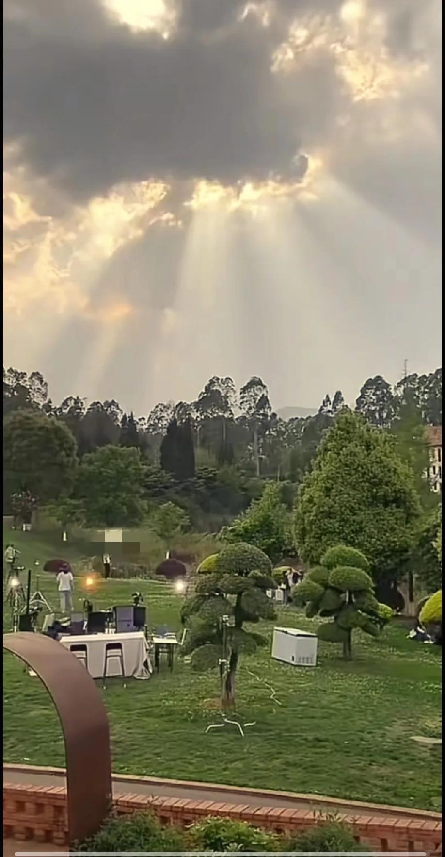 有些神奇！这透过云层的阳光和夜幕“雀雨”是赶巧吗？董宇辉团队今天已经抵达云南弥勒