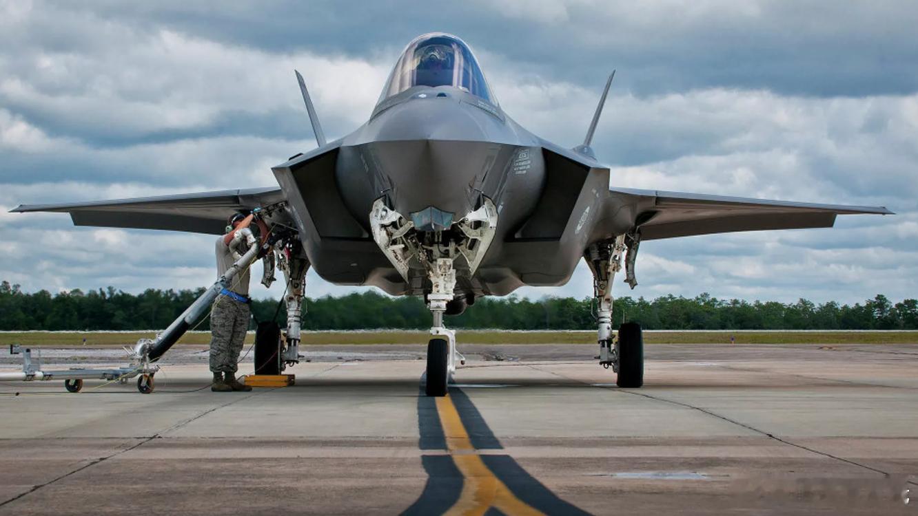 美国为支持六代机F-47研发，大幅减少采购F-35，但F-35年产量未减少看看美