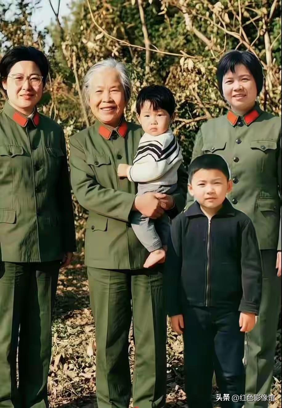 晚年贺子珍与女儿李敏、孙辈留下三代合影，一身戎装藏半生革命风霜，朴素的画面定格了