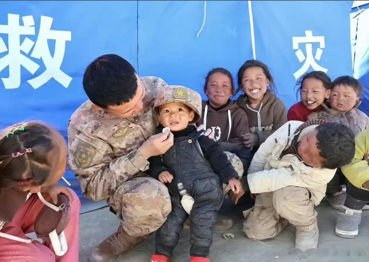 2025温暖瞬间我最喜欢的四张2025瞬间。人民热爱祖国，祖国不忘人民。开心。 