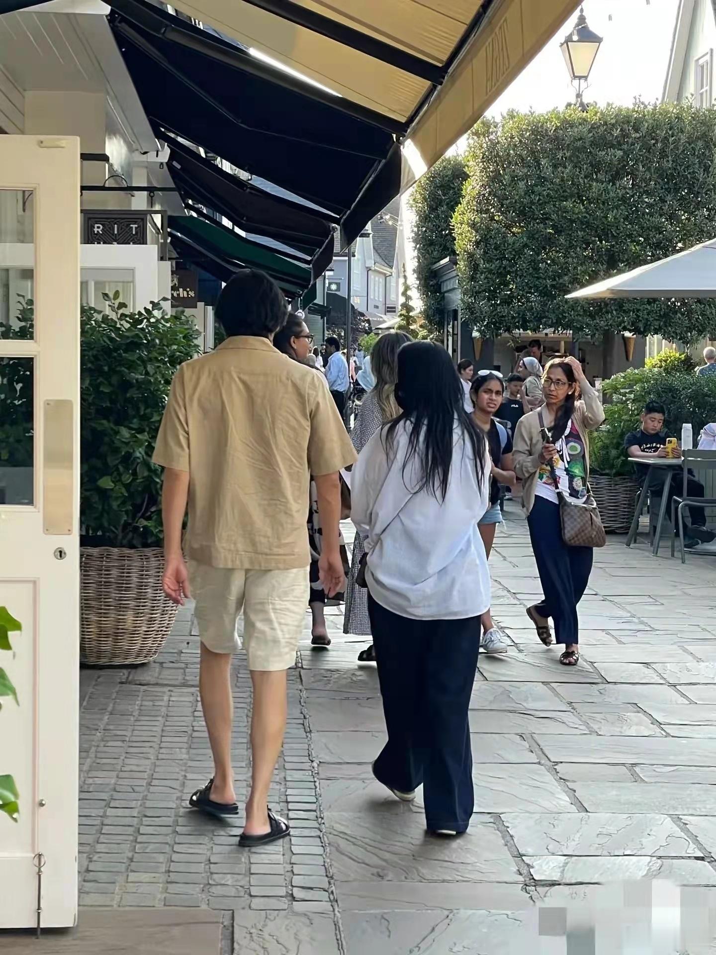 伊能静秦昊手牵手在英国逛街，57岁伊能静衣着宽大身材臃肿似路人！ ​​​