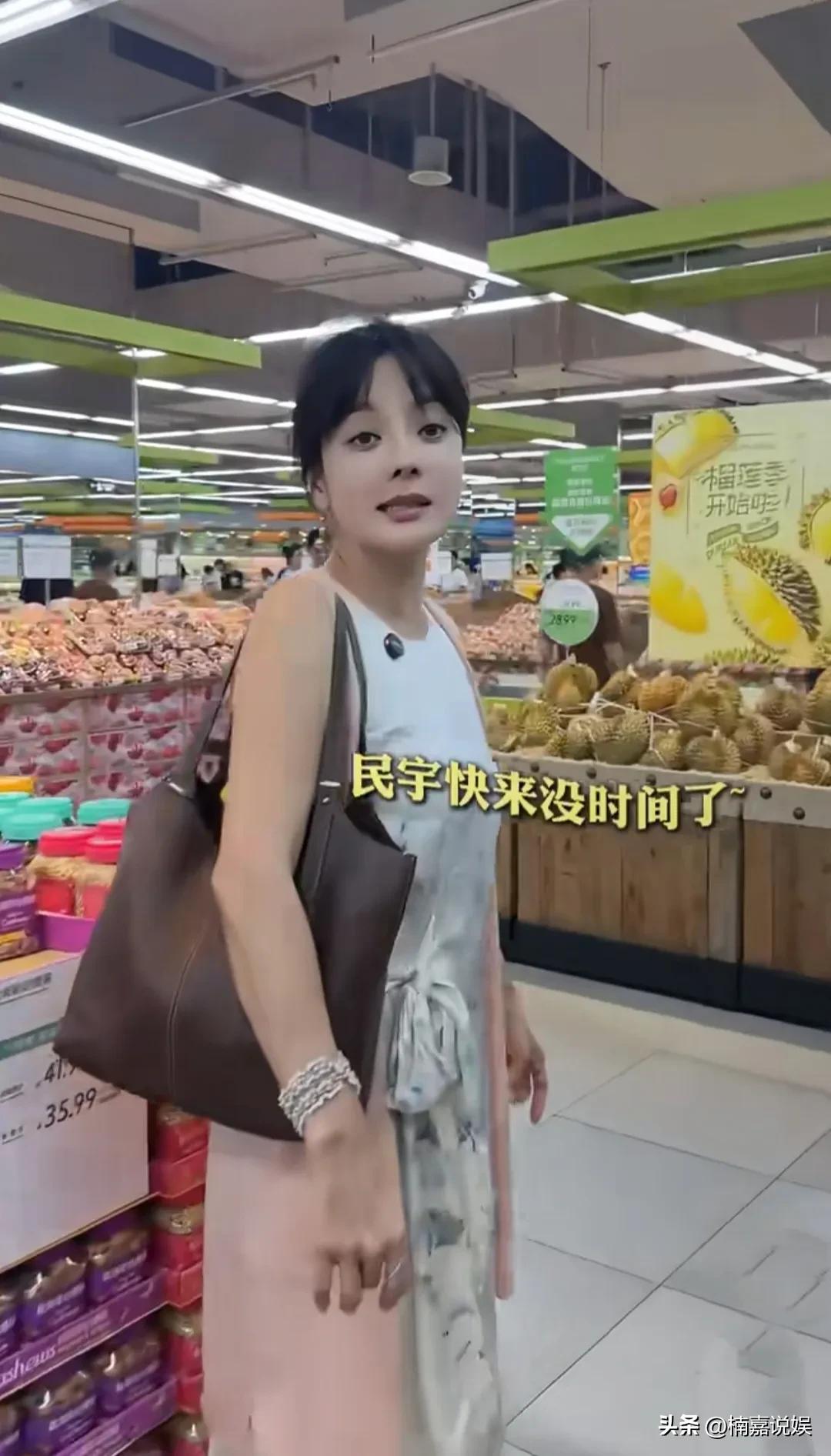 蔡琳的中国杭州之行结束了，马上要回到韩国，临行前，来超市扫货。
西瓜，芒果，榴莲