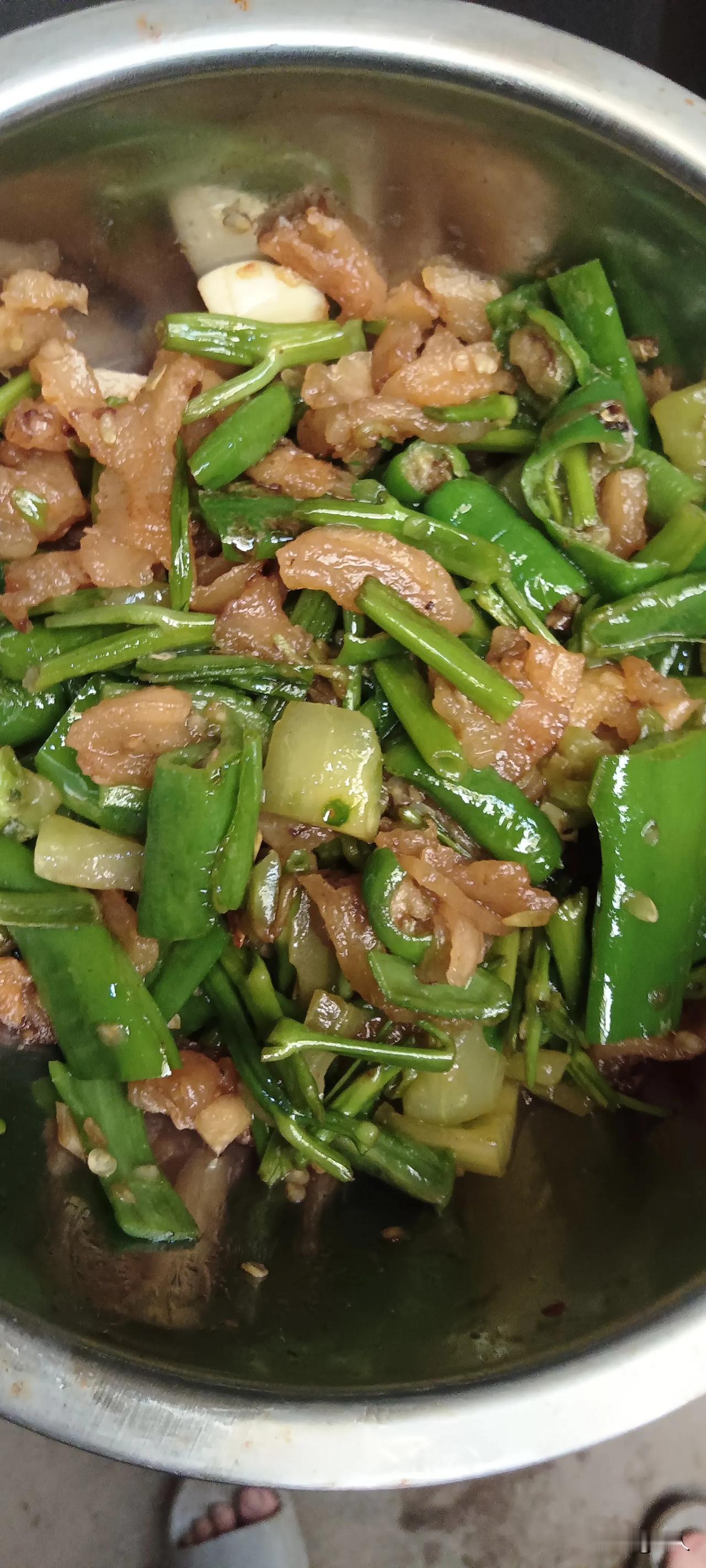 少许盐简单提味，不靠繁杂佐料。油渣醇厚咸香，菜杆清爽、黄瓜脆爽，三种滋味相融，油