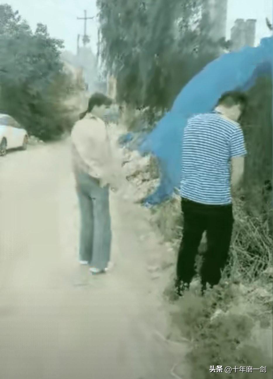 一男子尿急，一时半会儿，找不到厕所，实在憋的难受，看看四下无人，在路边就地解决。