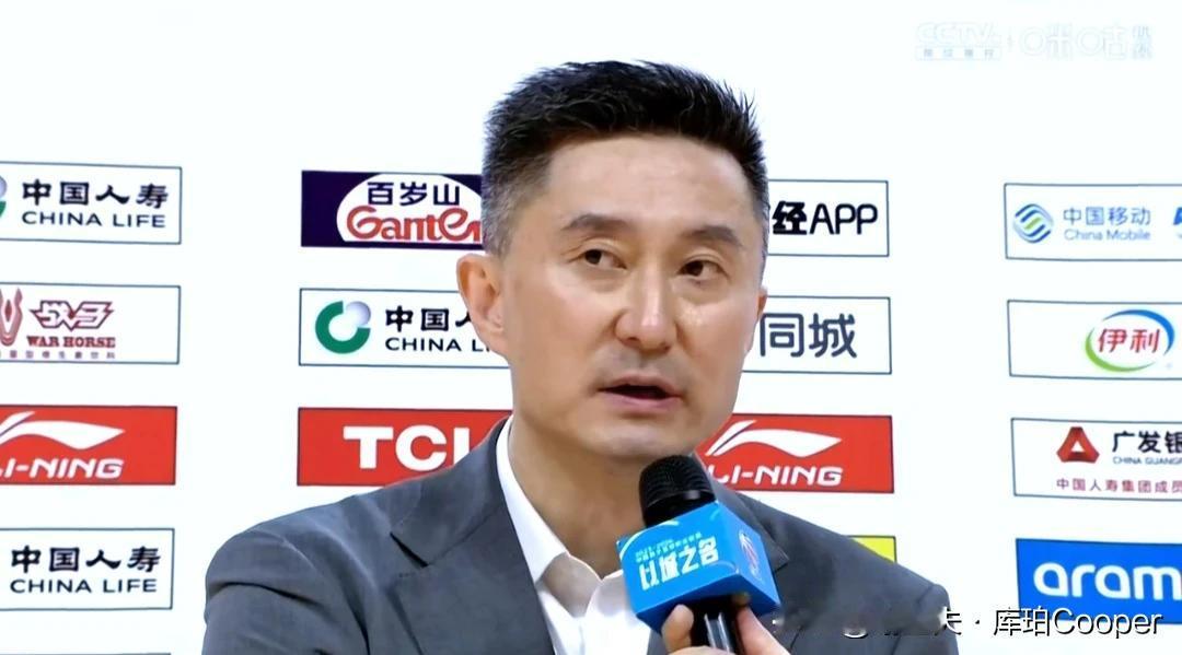 得便宜卖乖，杜锋这赛后采访啥水平，赛后一句意味深长的话，让杨鸣自愧不如，你敢去拼