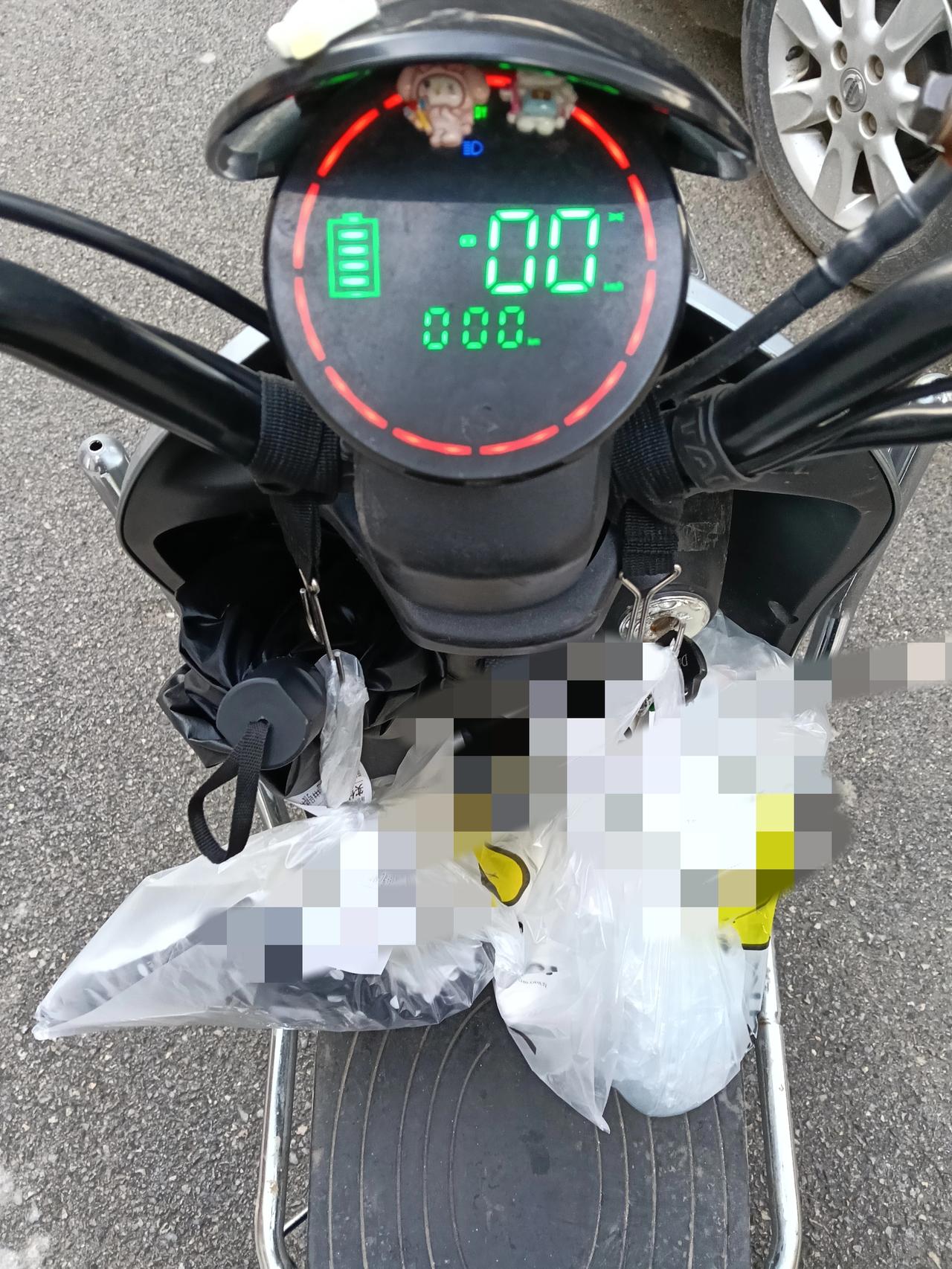请问头条有人吗？大家最近的“文章”流量怎么样呢？艺人还在坚持吗？我发现了一个奇怪
