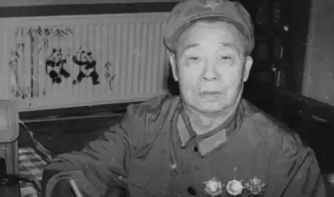 1947年，四野一位师长娶了牺牲战友的遗孀。新婚夜，他没碰新娘，反而对着她提了个