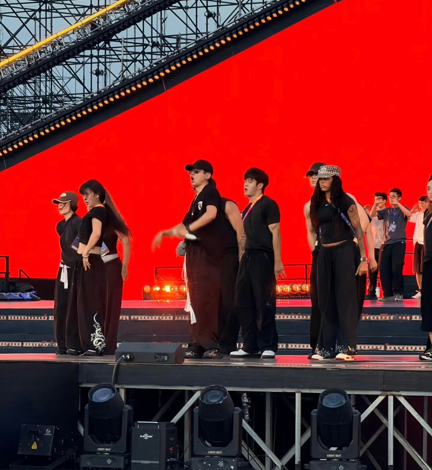 张杰成龙国际动作电影周醉拳彩排只是彩排就唱的这么好听这么有气势，这波成功致敬成龙