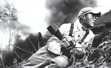 1951年，朝鲜战场上，战士潘天炎在战斗中突然肚子疼，上完厕所回来发现，阵地上空