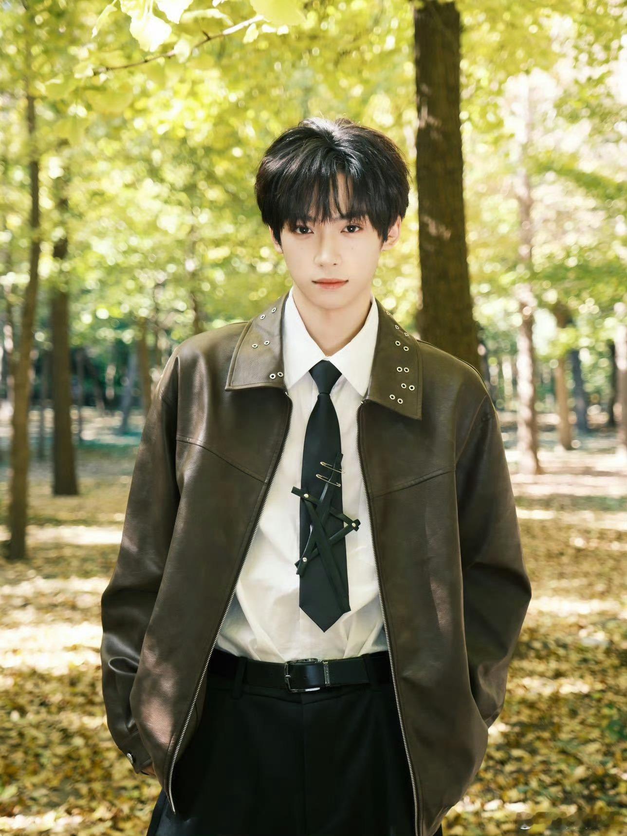 梓渝天选校园剧男主 谁懂啊！梓渝皮衣配衬衫领带的模样，简直是从校园剧里走出来的，