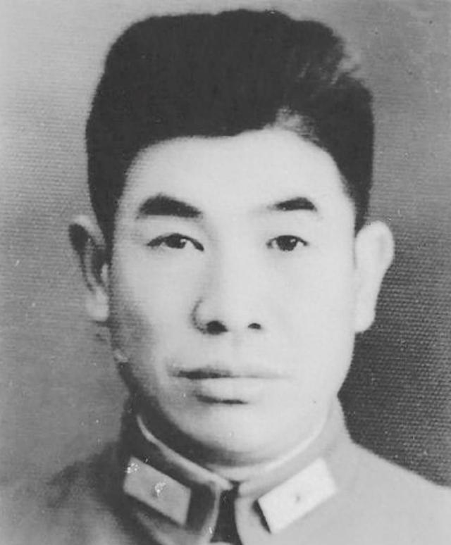 1949年，国军军长高吉人重伤被俘，住院时，他遇到了部下，悄悄对他说：“粪坑水位