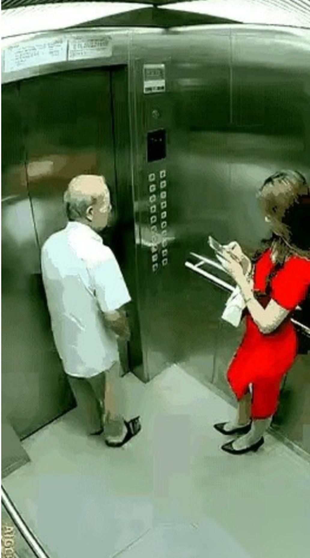 网传监控显示，电梯上行期间，老人不断靠近独自站在角落的红衣女子，随后突然伸手实施