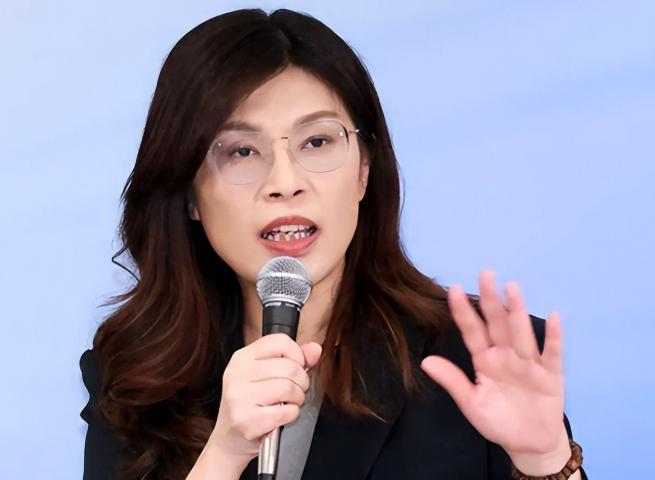 郑丽文这话一出，岛内炸了锅。
 
4月30日，她接受彭博专访，说6月访美“如果可