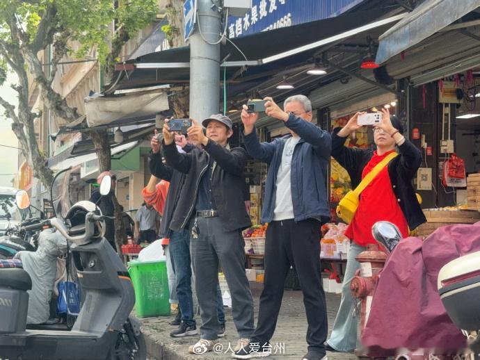 台州银龄跨越鸿沟绘用镜头守护城市根脉 近日，台州三门。龙山社区举办“和合光影・以