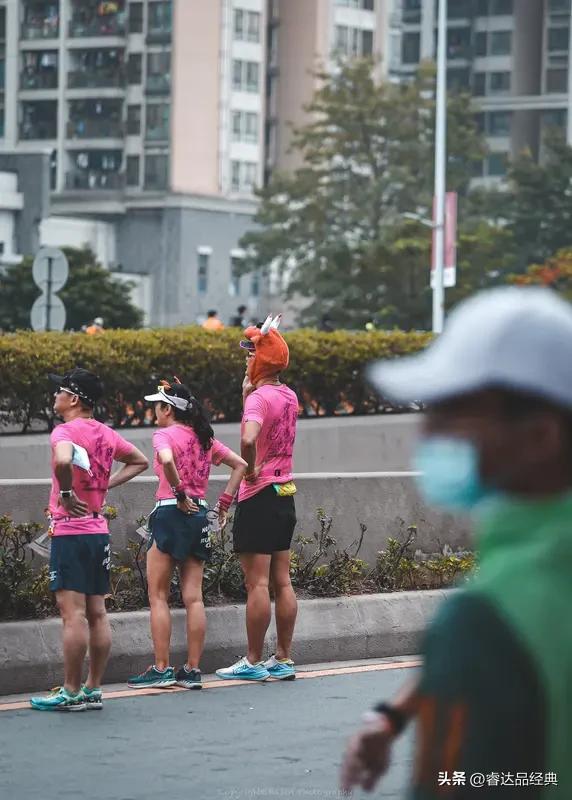 半马跑进2小时算什么水平?能跑半马的人身体素质本身就已经不错了，跑进两个小时之内