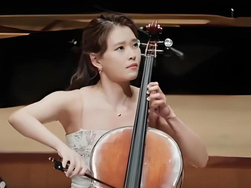 鸟叔出事，估计妻子刘慧妍坐不住了。

这位韩国的大提琴家，与鸟叔结婚后，生下一对