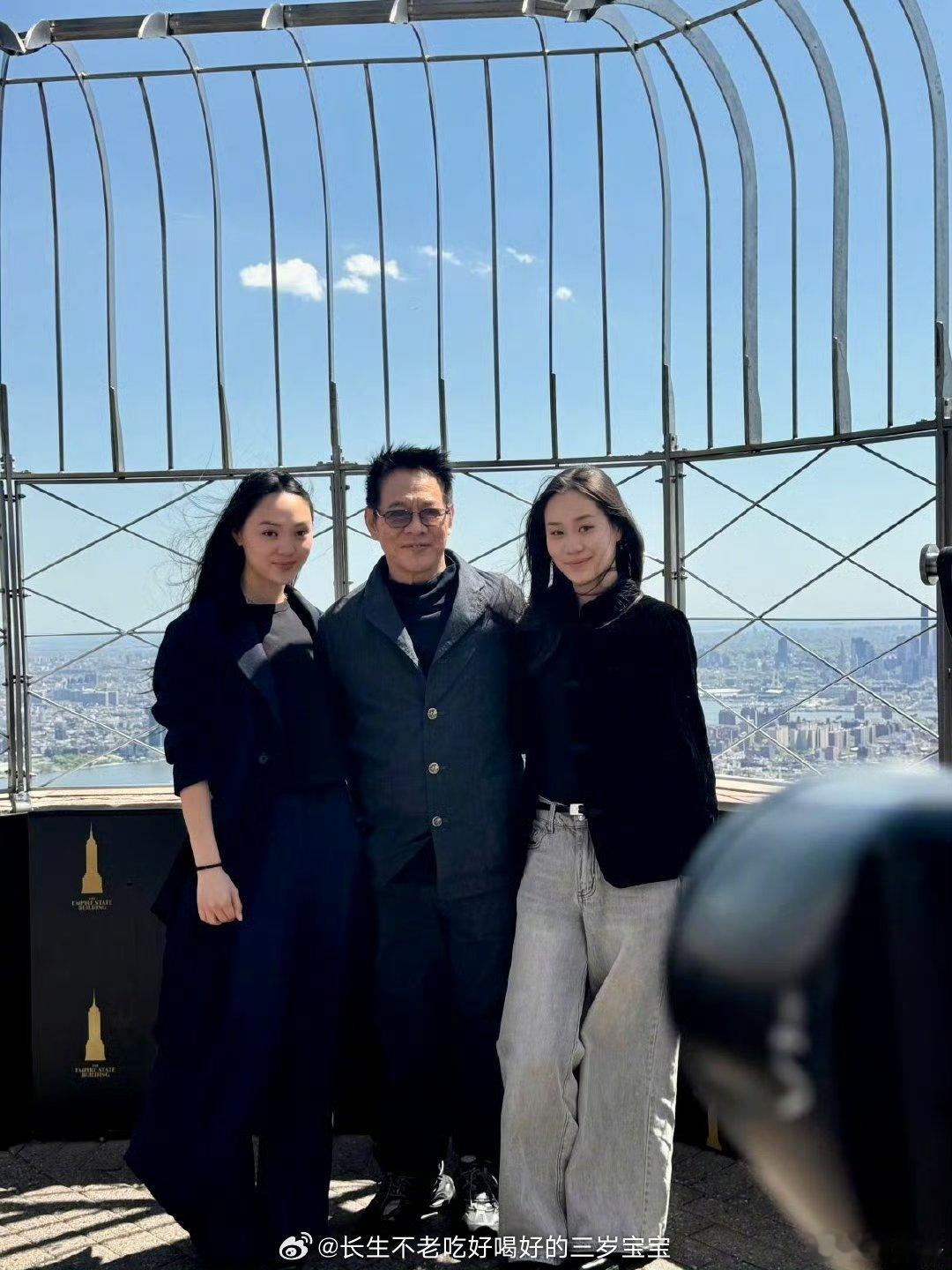 李连杰因患甲亢改变面容看着杰哥和女儿的合照，满脸都是老父亲的慈爱。经历了那么多风