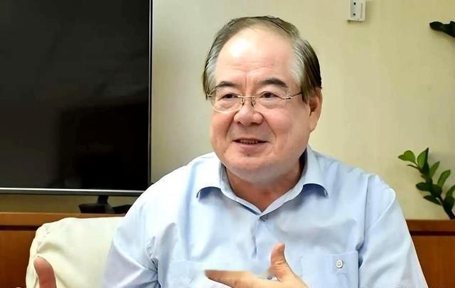 国民党副主席李乾龙，77岁了，前两天干了一件事：他死活不要人扶，自己一步一步，爬