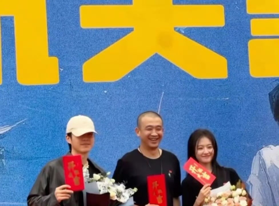 1刘昊然李兰迪新剧开机同框照 振华宇宙圆梦同框！《海岛舒服日志》开机～ ​​​