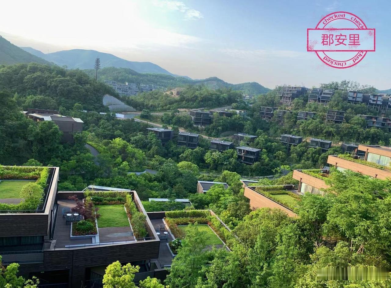 人这一生，匆匆数十载，我们终其一生都在追逐、奔波、求索。年轻时，我们以为金钱财富